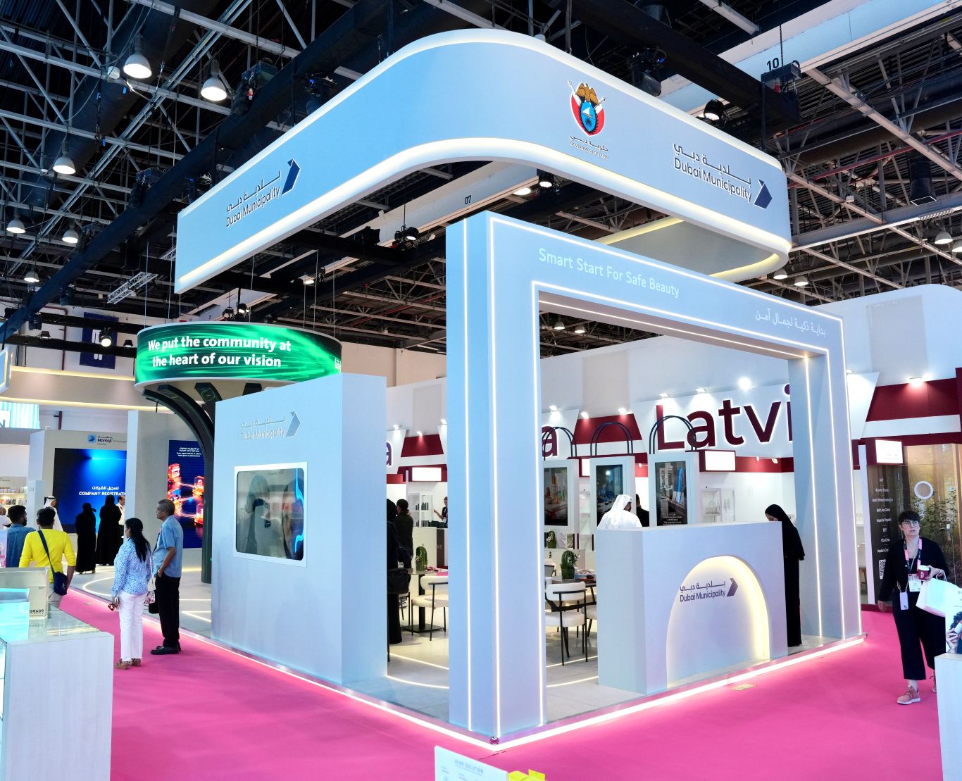 مشاركة واسعة لبلدية دبي في معرض عالم الجمال الشرق الأوسط 2025