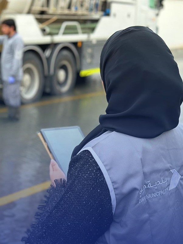 بلدية دبي تؤكد جاهزية فرقها للتعامل مع التقلبات الجوية.